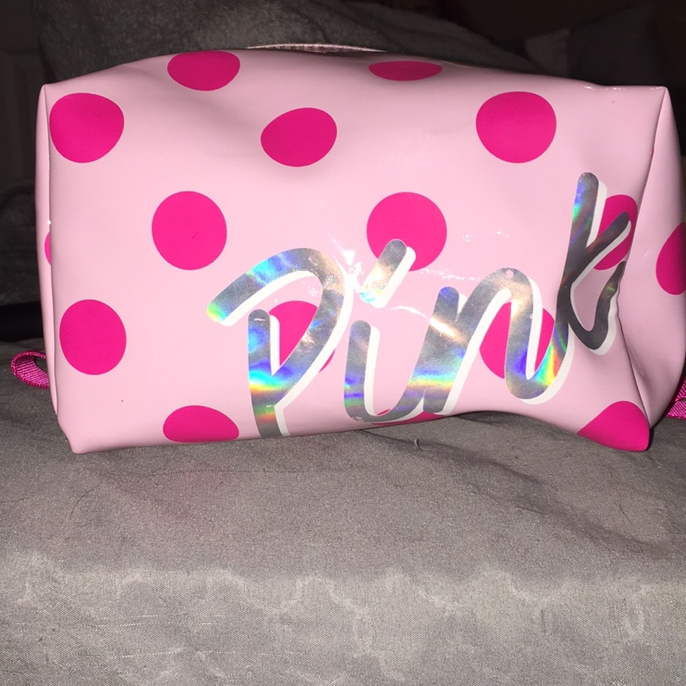 🎊A pink makeup bag! Feel free to send offers!
